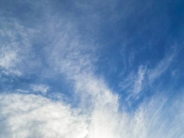 Bulutların Üzerinden Dramatik Renkli Gökyüzü. İngiltere 'nin Luton şehrinde sabahın erken saatlerinde gün doğumunda hızlı hareket eden bulutlar.