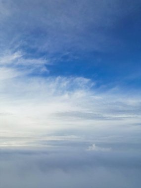 Bulutların Üzerinden Dramatik Renkli Gökyüzü. İngiltere 'nin Luton şehrinde sabahın erken saatlerinde gün doğumunda hızlı hareket eden bulutlar.