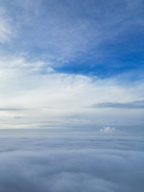 Bulutların Üzerinden Dramatik Renkli Gökyüzü. İngiltere 'nin Luton şehrinde sabahın erken saatlerinde gün doğumunda hızlı hareket eden bulutlar.