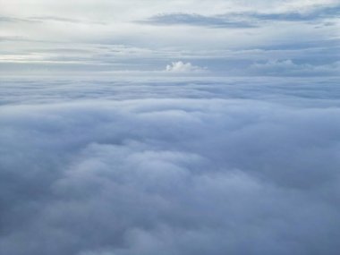 Bulutların Üzerinden Dramatik Renkli Gökyüzü. İngiltere 'nin Luton şehrinde sabahın erken saatlerinde gün doğumunda hızlı hareket eden bulutlar.