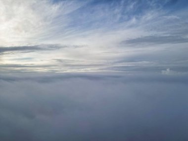 Bulutların Üzerinden Dramatik Renkli Gökyüzü. İngiltere 'nin Luton şehrinde sabahın erken saatlerinde gün doğumunda hızlı hareket eden bulutlar.