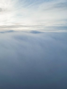 Bulutların Üzerinden Dramatik Renkli Gökyüzü. İngiltere 'nin Luton şehrinde sabahın erken saatlerinde gün doğumunda hızlı hareket eden bulutlar.