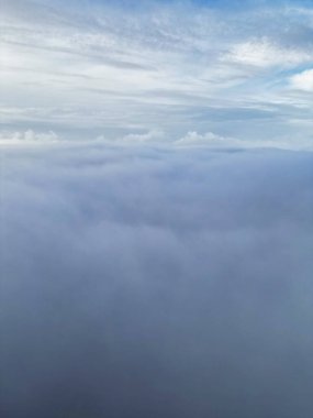 Bulutların Üzerinden Dramatik Renkli Gökyüzü. İngiltere 'nin Luton şehrinde sabahın erken saatlerinde gün doğumunda hızlı hareket eden bulutlar.