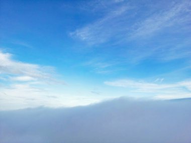 Bulutların Üzerinden Dramatik Renkli Gökyüzü. İngiltere 'nin Luton şehrinde sabahın erken saatlerinde gün doğumunda hızlı hareket eden bulutlar.