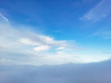 Bulutların Üzerinden Dramatik Renkli Gökyüzü. İngiltere 'nin Luton şehrinde sabahın erken saatlerinde gün doğumunda hızlı hareket eden bulutlar.