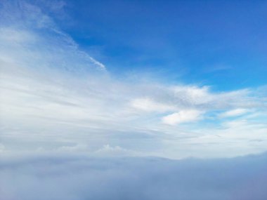 Bulutların Üzerinden Dramatik Renkli Gökyüzü. İngiltere 'nin Luton şehrinde sabahın erken saatlerinde gün doğumunda hızlı hareket eden bulutlar.