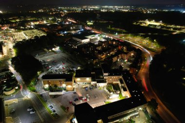 İngiltere 'nin Aydınlanmış Northampton şehrinin havadan görüntüsü. Drone 'un kamerasıyla 25 Ekim 2023' te 