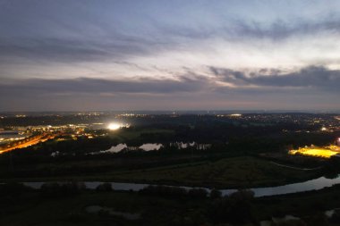 İngiltere 'nin Aydınlanmış Northampton şehrinin havadan görüntüsü. Drone 'un kamerasıyla 25 Ekim 2023' te 