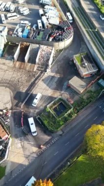 İngiltere 'nin merkez Luton şehrinin hava görüntüsü, 3 Kasım 2023' te soğuk güneşli bir günde İHA 'nın kamerasıyla görüntülendi.