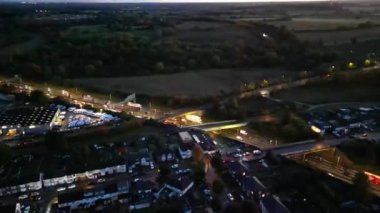 Luton Town ve İngiltere 'nin Dunstable Sınırı Yüksek Açılı Hızlandırılmış Görüntüleri İngiltere' de. Görüntü İHA 'nın Kamerasıyla 3 Kasım 2023' te günbatımında çekildi..