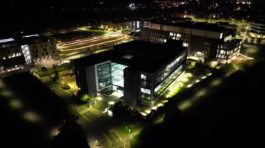 Gece boyunca İngiltere 'nin Northampton şehrinin yüksek açılı görüntüleri. Aydınlanan Northampton Şehri 25 Ekim 2023 'te İHA' nın Kamerasıyla çekildi.