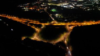 Gece boyunca İngiltere 'nin Northampton şehrinin yüksek açılı görüntüleri. Aydınlanan Northampton Şehri 25 Ekim 2023 'te İHA' nın Kamerasıyla çekildi.