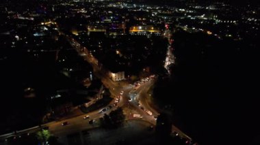 Gece boyunca İngiltere 'nin Northampton şehrinin yüksek açılı görüntüleri. Aydınlanan Northampton Şehri 25 Ekim 2023 'te İHA' nın Kamerasıyla çekildi.