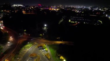 Gece boyunca İngiltere 'nin Northampton şehrinin yüksek açılı görüntüleri. Aydınlanan Northampton Şehri 25 Ekim 2023 'te İHA' nın Kamerasıyla çekildi.