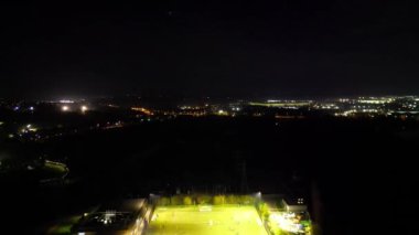 Gece boyunca İngiltere 'nin Northampton şehrinin yüksek açılı görüntüleri. Aydınlanan Northampton Şehri 25 Ekim 2023 'te İHA' nın Kamerasıyla çekildi.