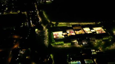 Gece boyunca İngiltere 'nin Northampton şehrinin yüksek açılı görüntüleri. Aydınlanan Northampton Şehri 25 Ekim 2023 'te İHA' nın Kamerasıyla çekildi.