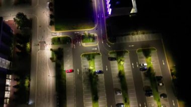 Gece boyunca İngiltere 'nin Northampton şehrinin yüksek açılı görüntüleri. Aydınlanan Northampton Şehri 25 Ekim 2023 'te İHA' nın Kamerasıyla çekildi.