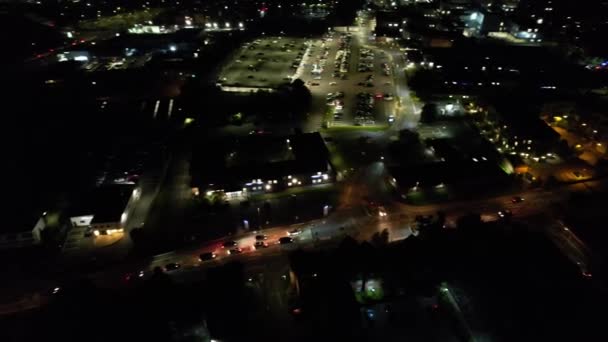夜のイギリスのノーサンプトンシティの高角度の映像 照らされたノーサンプトン市は10月25日にドローンのカメラで撮影されました 2023 夜の間に — ストック動画