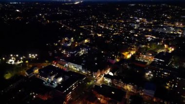 Aydınlanmış Luton Şehri 'nin Açık Hava Gecesi Hava Görüntüsü. 4 Kasım 2023 'te İngiltere' nin Luton şehrinde İHA 'nın kamerasıyla çekilen görüntü.