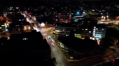 Aydınlanmış Luton Şehri 'nin Açık Hava Gecesi Hava Görüntüsü. 4 Kasım 2023 'te İngiltere' nin Luton şehrinde İHA 'nın kamerasıyla çekilen görüntü.