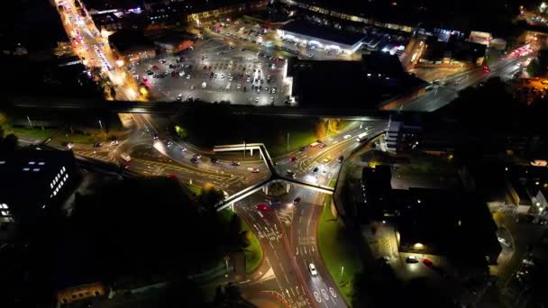Luftaufnahmen Der Beleuchteten Stadt Luton Der Nacht Bei Klarem Wetter — Stockvideo
