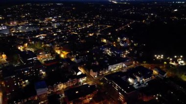 Aydınlanmış Luton Şehri 'nin Açık Hava Gecesi Hava Görüntüsü. 4 Kasım 2023 'te İngiltere' nin Luton şehrinde İHA 'nın kamerasıyla çekilen görüntü.