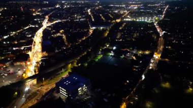 Aydınlanmış Luton Şehri 'nin Açık Hava Gecesi Hava Görüntüsü. 4 Kasım 2023 'te İngiltere' nin Luton şehrinde İHA 'nın kamerasıyla çekilen görüntü.