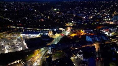 Aydınlanmış Luton Şehri 'nin Açık Hava Gecesi Hava Görüntüsü. 4 Kasım 2023 'te İngiltere' nin Luton şehrinde İHA 'nın kamerasıyla çekilen görüntü.