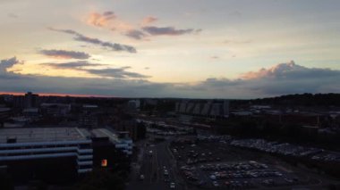İngiltere 'nin merkez Luton şehrinin yüksek açılı görüntüsü. Şehir merkezindeki kamera 1 Eylül 2023 'te gün batımında Drone' un kamerasıyla çekildi..