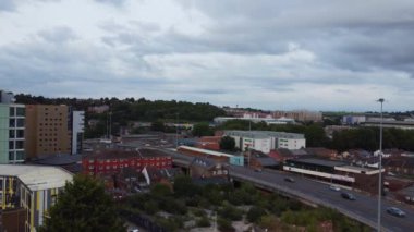 İngiltere 'nin merkez Luton şehrinin yüksek açılı görüntüsü. Şehir merkezindeki kamera 1 Eylül 2023 'te gün batımında Drone' un kamerasıyla çekildi..