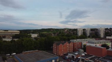 İngiltere 'nin merkez Luton şehrinin yüksek açılı görüntüsü. Şehir merkezindeki kamera 1 Eylül 2023 'te gün batımında Drone' un kamerasıyla çekildi..