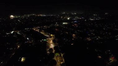 Aydınlanmış Luton Şehri 'nin Açık Hava Gecesi Hava Görüntüsü. 4 Kasım 2023 'te İngiltere' nin Luton şehrinde İHA 'nın kamerasıyla çekilen görüntü.