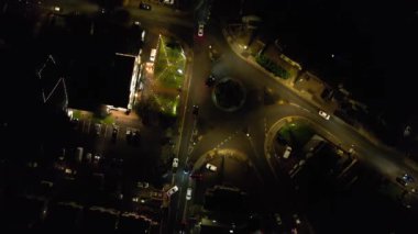 Aydınlanmış Luton Şehri 'nin Açık Hava Gecesi Hava Görüntüsü. 4 Kasım 2023 'te İngiltere' nin Luton şehrinde İHA 'nın kamerasıyla çekilen görüntü.