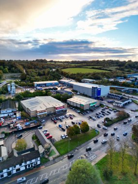 İngiltere 'nin İngiltere kenti Hemel Hempstead' in havadan görüntüsü. Yüksek Açılı Görüntü, 5 Kasım 2023 'te Günbatımında Güçlü ve Soğuk Rüzgârlar eşliğinde çekildi.. 