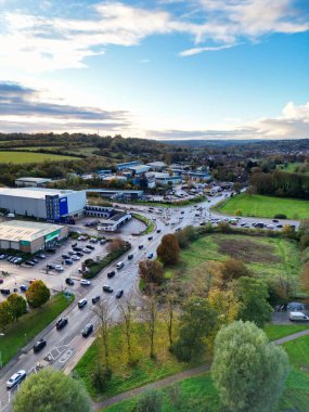 İngiltere 'nin İngiltere kenti Hemel Hempstead' in havadan görüntüsü. Yüksek Açılı Görüntü, 5 Kasım 2023 'te Günbatımında Güçlü ve Soğuk Rüzgârlar eşliğinde çekildi.. 