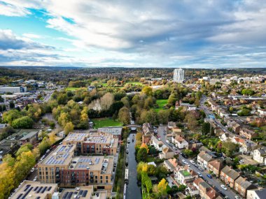 İngiltere 'nin İngiltere kenti Hemel Hempstead' in havadan görüntüsü. Yüksek Açılı Görüntü, 5 Kasım 2023 'te Günbatımında Güçlü ve Soğuk Rüzgârlar eşliğinde çekildi.. 