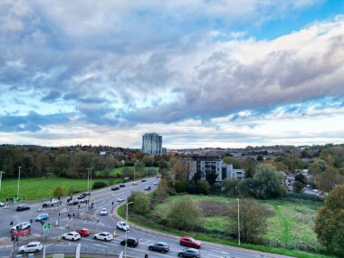 İngiltere 'nin İngiltere kenti Hemel Hempstead' in havadan görüntüsü. Yüksek Açılı Görüntü, 5 Kasım 2023 'te Günbatımında Güçlü ve Soğuk Rüzgârlar eşliğinde çekildi.. 