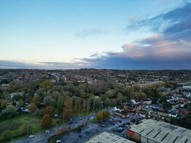 İngiltere 'nin İngiltere kenti Hemel Hempstead' in havadan görüntüsü. Yüksek Açılı Görüntü, 5 Kasım 2023 'te Günbatımında Güçlü ve Soğuk Rüzgârlar eşliğinde çekildi.. 