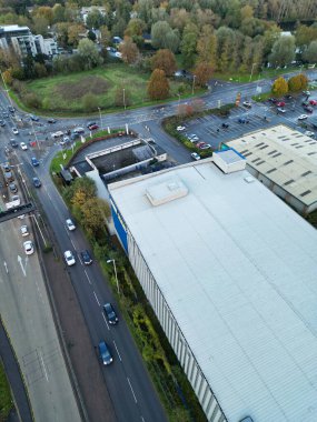 İngiltere 'nin İngiltere kenti Hemel Hempstead' in havadan görüntüsü. Yüksek Açılı Görüntü, 5 Kasım 2023 'te Günbatımında Güçlü ve Soğuk Rüzgârlar eşliğinde çekildi.. 