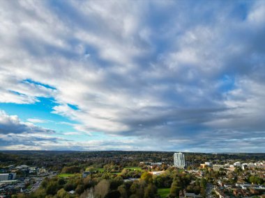 İngiltere 'nin İngiltere kenti Hemel Hempstead' in havadan görüntüsü. Yüksek Açılı Görüntü, 5 Kasım 2023 'te Günbatımında Güçlü ve Soğuk Rüzgârlar eşliğinde çekildi.. 