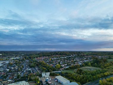 İngiltere 'nin İngiltere kenti Hemel Hempstead' in havadan görüntüsü. Yüksek Açılı Görüntü, 5 Kasım 2023 'te Günbatımında Güçlü ve Soğuk Rüzgârlar eşliğinde çekildi.. 