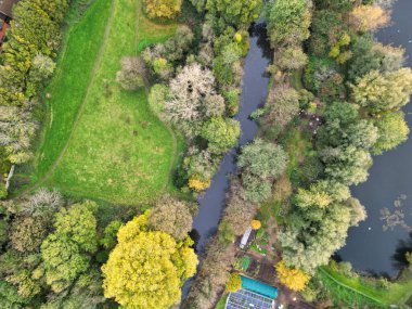 İngiltere 'nin İngiltere kenti Hemel Hempstead' in havadan görüntüsü. Yüksek Açılı Görüntü, 5 Kasım 2023 'te Günbatımında Güçlü ve Soğuk Rüzgârlar eşliğinde çekildi.. 