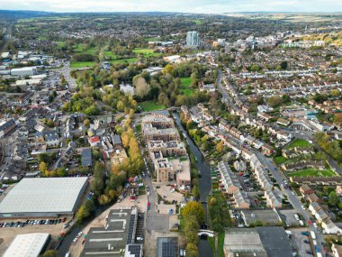İngiltere 'nin İngiltere kenti Hemel Hempstead' in havadan görüntüsü. Yüksek Açılı Görüntü, 5 Kasım 2023 'te Günbatımında Güçlü ve Soğuk Rüzgârlar eşliğinde çekildi.. 
