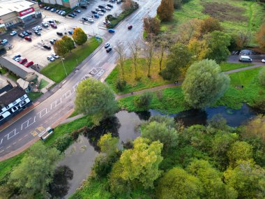 İngiltere 'nin İngiltere kenti Hemel Hempstead' in havadan görüntüsü. Yüksek Açılı Görüntü, 5 Kasım 2023 'te Günbatımında Güçlü ve Soğuk Rüzgârlar eşliğinde çekildi.. 