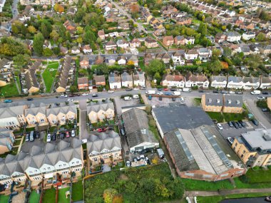 İngiltere 'nin İngiltere kenti Hemel Hempstead' in havadan görüntüsü. Yüksek Açılı Görüntü, 5 Kasım 2023 'te Günbatımında Güçlü ve Soğuk Rüzgârlar eşliğinde çekildi.. 