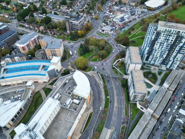 İngiltere 'nin İngiltere kenti Hemel Hempstead' in havadan görüntüsü. Yüksek Açılı Görüntü, 5 Kasım 2023 'te Günbatımında Güçlü ve Soğuk Rüzgârlar eşliğinde çekildi.. 