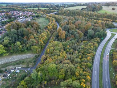 İngiltere 'nin İngiltere kenti Hemel Hempstead' in havadan görüntüsü. Yüksek Açılı Görüntü, 5 Kasım 2023 'te Günbatımında Güçlü ve Soğuk Rüzgârlar eşliğinde çekildi.. 