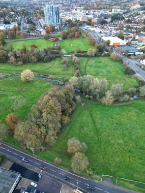 İngiltere 'nin İngiltere kenti Hemel Hempstead' in havadan görüntüsü. Yüksek Açılı Görüntü, 5 Kasım 2023 'te Günbatımında Güçlü ve Soğuk Rüzgârlar eşliğinde çekildi.. 