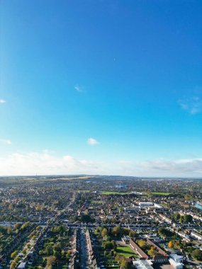 İngiltere 'nin Kuzey Luton Leagrave şehrinin yüksek açılı güzel görüntüleri çoğunlukla güneşli bir günde. Görüntü İHA 'nın Kamerasıyla 7 Kasım 2023' te kaydedildi.