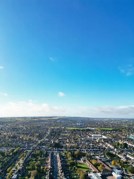 İngiltere 'nin Kuzey Luton Leagrave şehrinin yüksek açılı güzel görüntüleri çoğunlukla güneşli bir günde. Görüntü İHA 'nın Kamerasıyla 7 Kasım 2023' te kaydedildi.